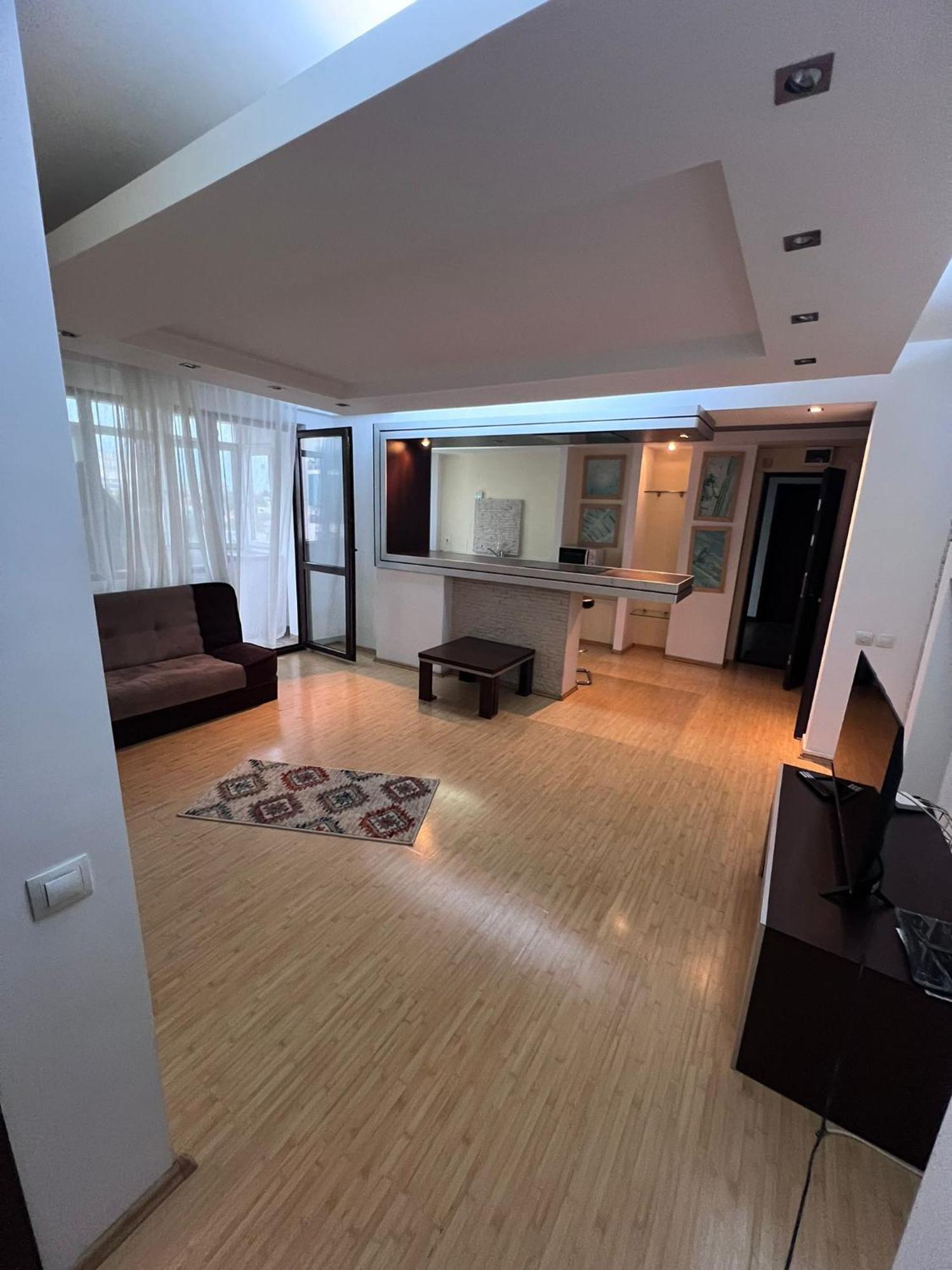 Mona's Studio 3 Bucureşti